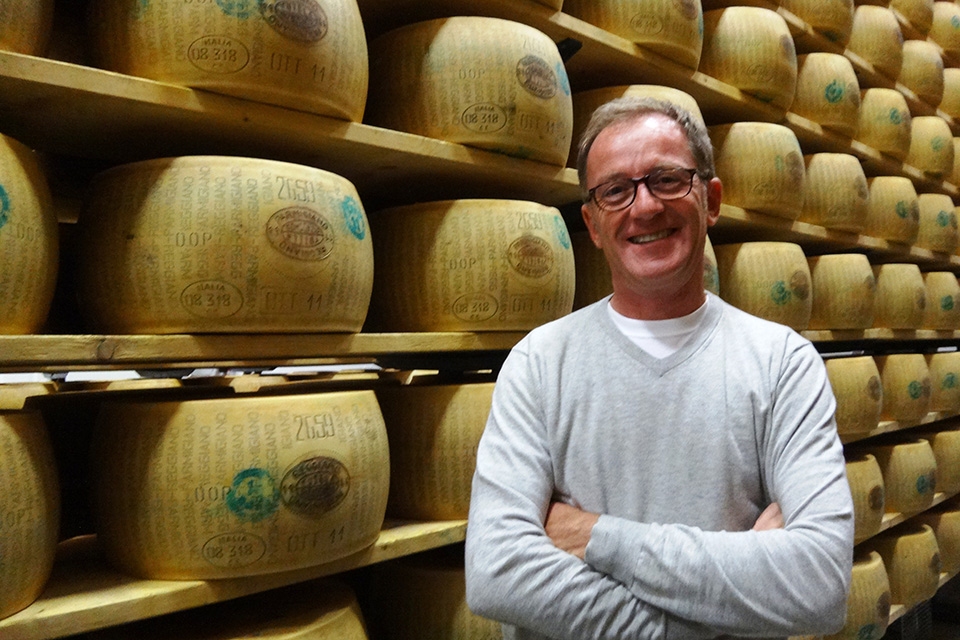 8208円 熱販売 冷蔵品チェスコ イタリアのチーズパルミジャーノ レジャーノ１００％ 粉 １ｋｇ