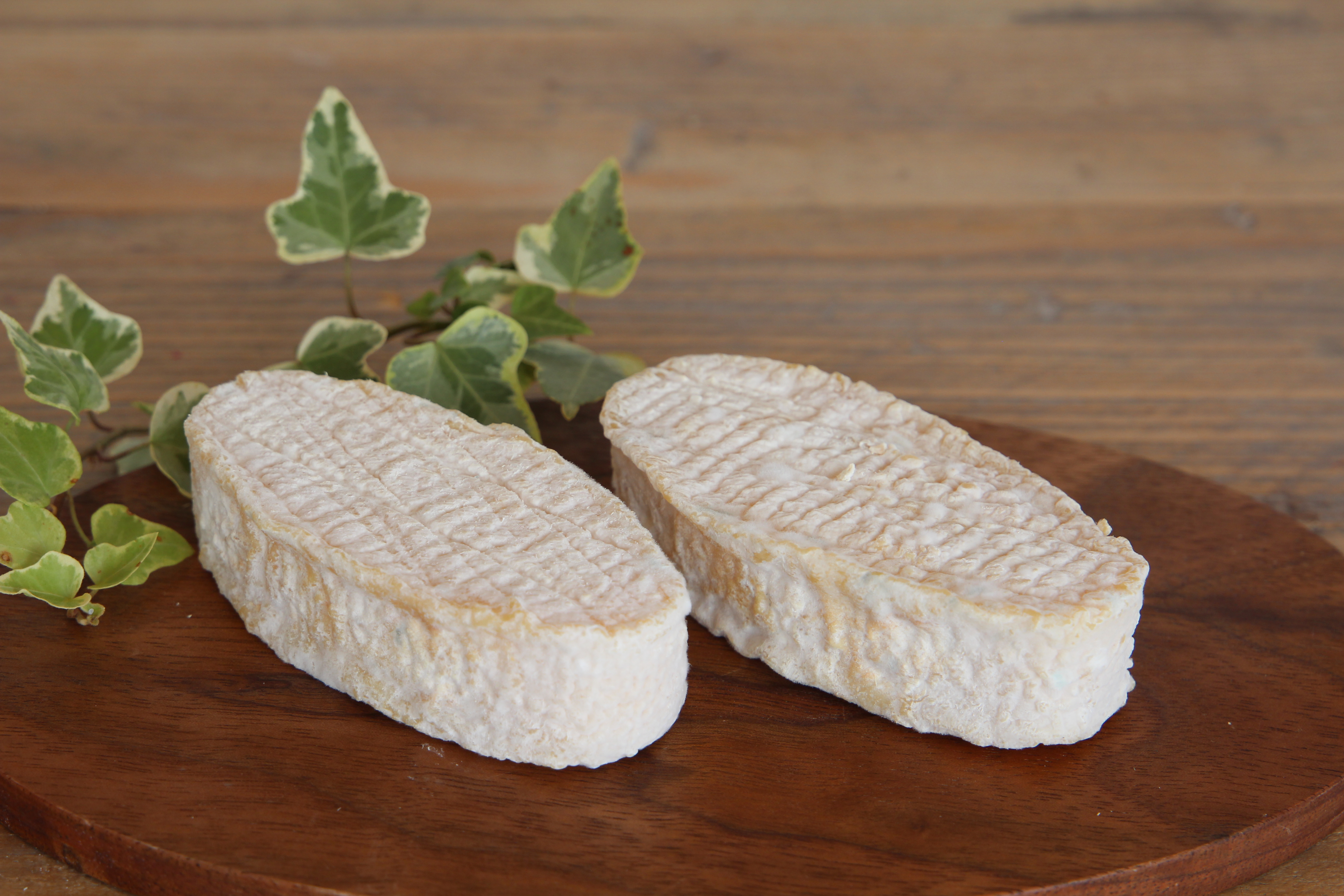 フランスのロワール川流域で作られる珍しい羊乳製のチーズ。